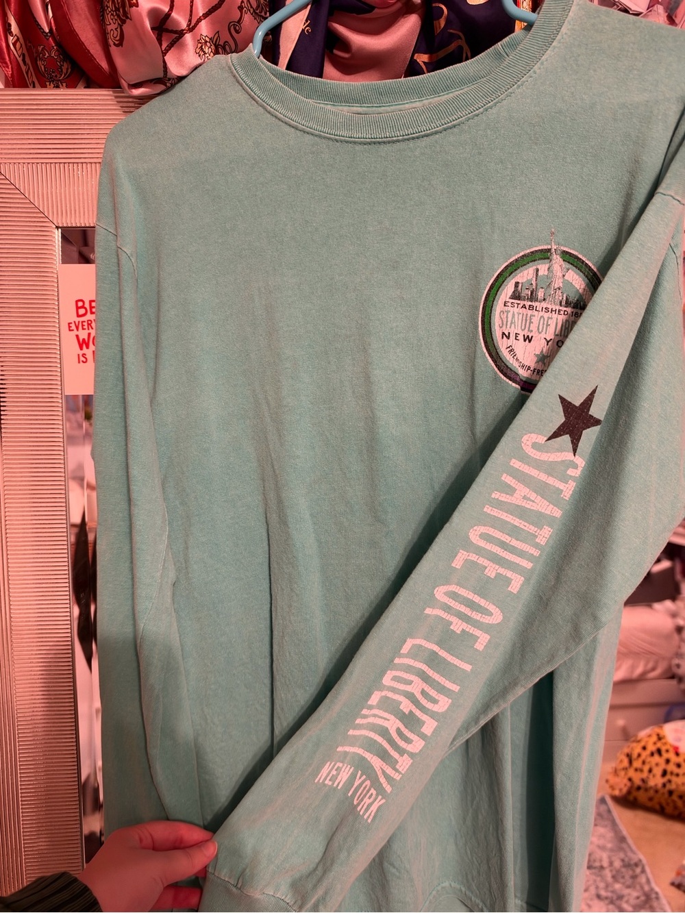 Women’s Long-Sleeve 'Statue of Liberty' Graphic Tee - Mint Green